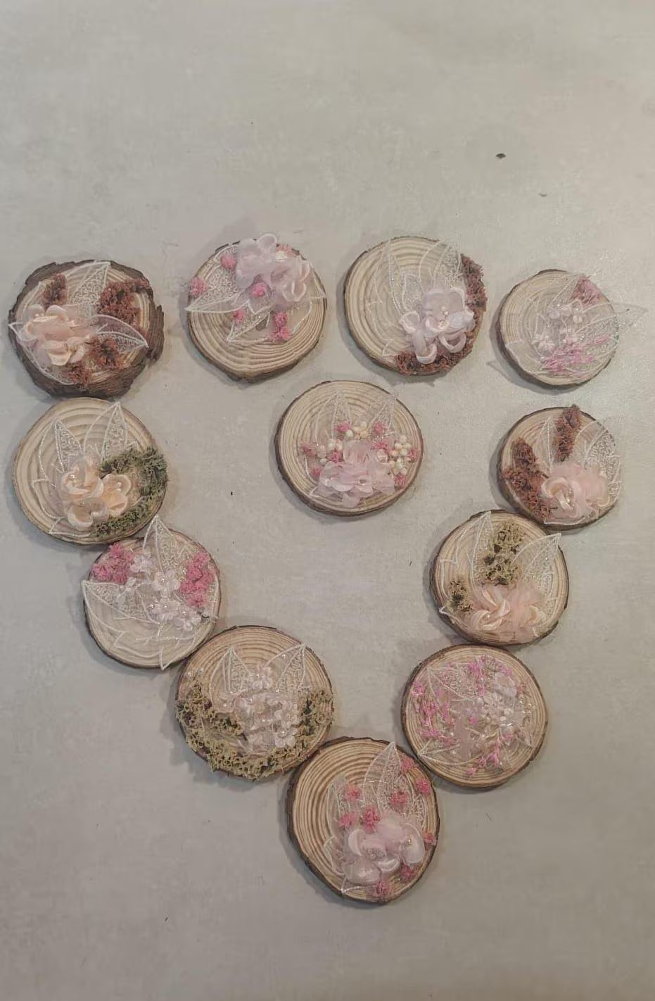 imanes de flores secas con toques de novia